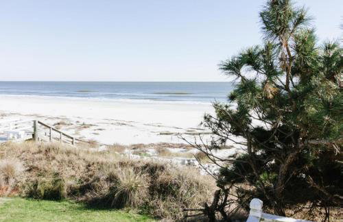 Beachfront home with expansive deck and direct beach access - Foto 28