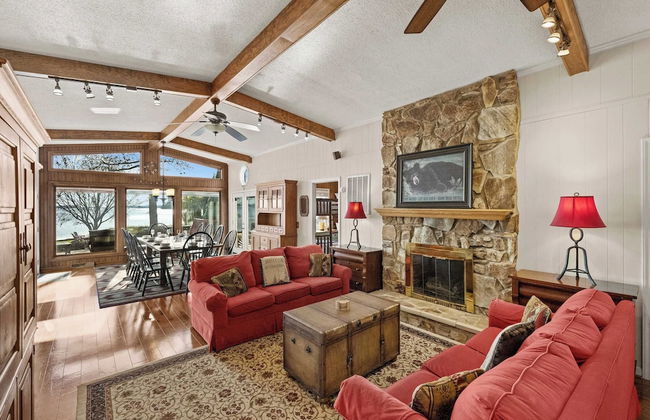 Bear Creek Lodge by Avantstay Lakefront + Dock - Photo 35