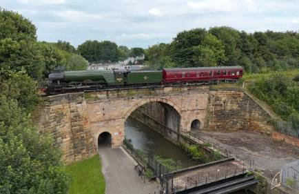 Apartment 4 - striking, 2 bedroom luxury apartment - close to town, mainline rail & theatre - Photo 40