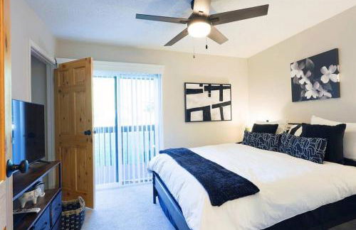 Luxuriously Contemporary Condo - Photo 54