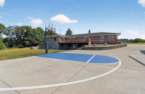 Grass Lake Retreat with Game Room & Fire Pit - Foto 27