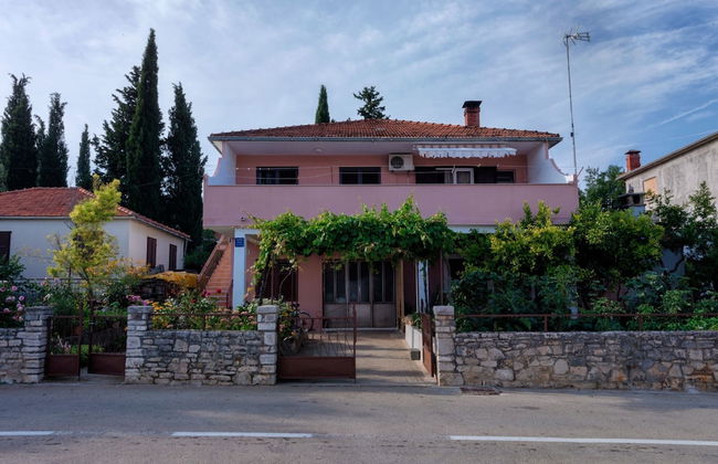 Newly Furnished apt w. Patio,parking & Fireplace - Photo 19