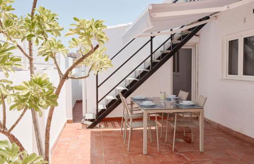 City Center Penthouse with Solarium 2 minutes from the Beach - Photo 19