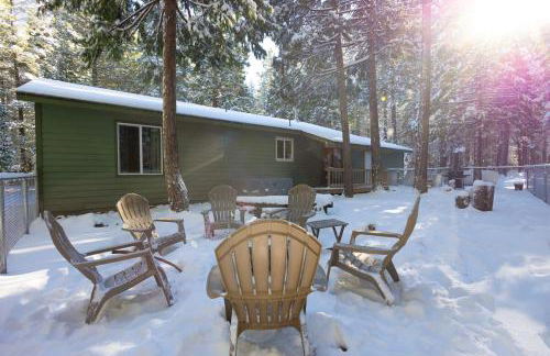 Lassen National Park Luxury Cabin with Hot Tub - Foto 9