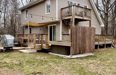 Pocono Chalet,Hot Tub,Arcade,Fireplace, Lake,Pool, Pet friendly, near Jim Thorpe No extra fees to use amenities - Foto 17