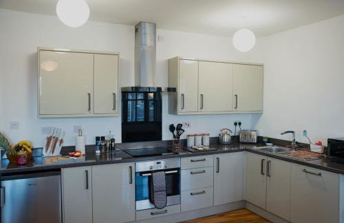 Modern Penthouse with Balcony - Near Beach & Town - Foto 18