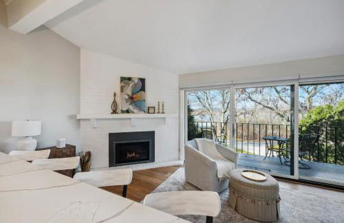 Elegant 4-Season Lake Geneva Condo with Fireplace! - Foto 10