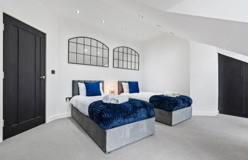 Stunning Penthouse-Style 2-Bed Uxbridge - Photo 4