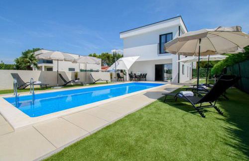 Modern Villa Angelina in Poreč - by Istrabook - Foto 3