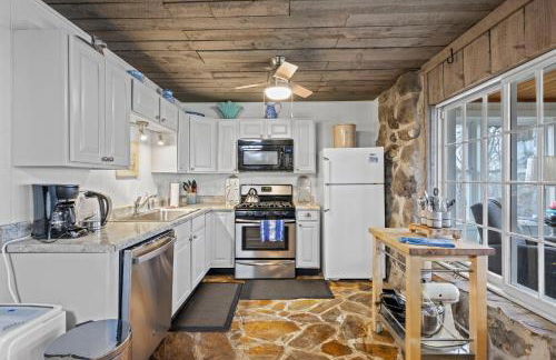 A-Frame with VIEWS - Walk to Downtown and Park - Pets OK - Foto 35