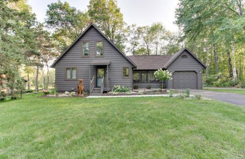 Breezy Point Cabin Deck with Golf Course Views! - Foto 1