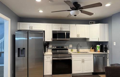 Stylish Remodeled 23 Large beds Near Elvis Presley - Foto 38