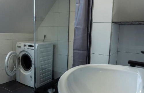 Moderne Ferienwohnung in Gelsenkirchen-Schalke für 1 bis 7 Personen mit Terrasse, ideal für Gruppen & Stadionbesuche - Foto 14