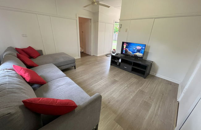 Pet Friendly 2 Bedroom Cottage with Yard - Photo 11