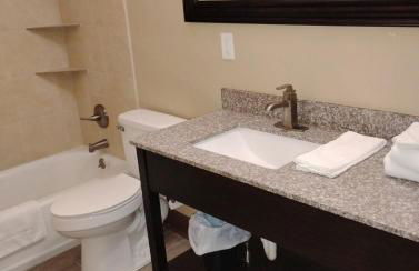 Gated 1 King Bedroom 1 Bath Apt with Full Kitchen 129 - Foto 7