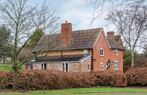 Luxury country oak beamed peaceful retreat - Photo 3