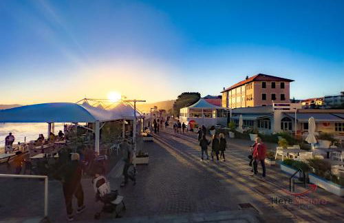 Beaches 1 min away - Free WiFi - Smart TV - AC - Foto 26