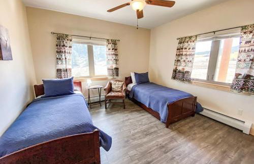 New! Beautiful, Spacious Modern Home on a Large Acreage - Peaks & Prairies Retreat - Foto 42