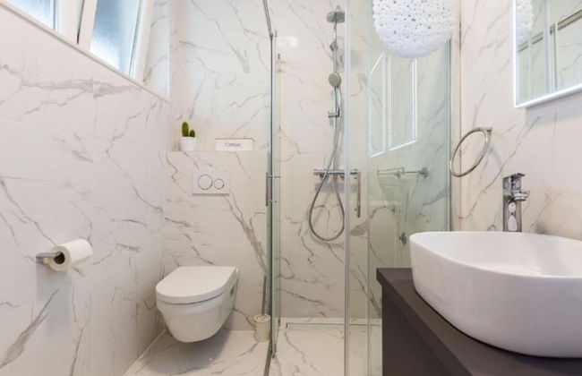 Cultural Haven Central Two Bedroom Apartment in Zadar With City Views - Foto 24