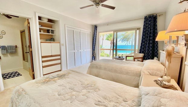 Beachfront Beauty: Restored Villa With Pool - Foto 4, Habitación