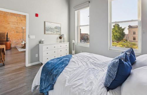 Rustic-Industrial Loft with Courthouse Views apts - Photo 17