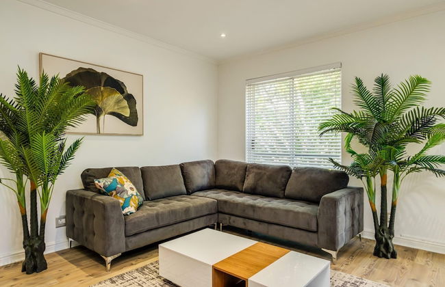 Contemporary Apartment Close to the Radisson Majolica - Photo 15