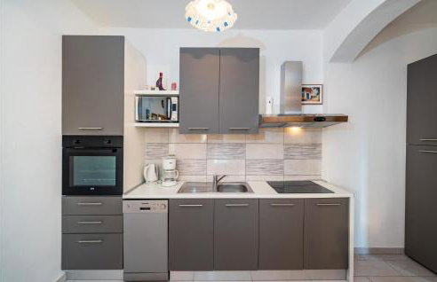 2 Bedroom Amazing Apartment In Modric - Photo 6