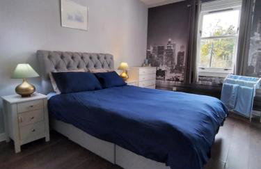 Cosy 2-BDR Apartment & 15 minutes to Edinburgh by train & Free Parking - Foto 1