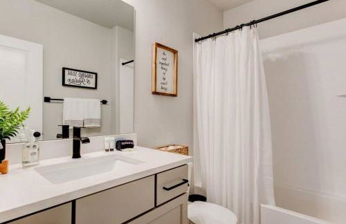 Midway to Heaven! BRAND NEW 5 bed 4.5 bath, HOTTUB - Photo 55