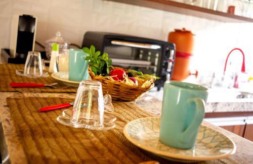 Chalé Canto do Galo 2 - Hidro da Jacuzzi, Lareira Ecológica, Cozinha Completa, Wi-Fi 80mbps, próximo a comércio local e relaxando ao som do riacho - Photo 26