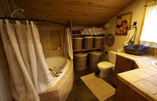 Stately and Unique Cabin Rental with a Wood-Burning Stove near Logan, Utah - Foto 16