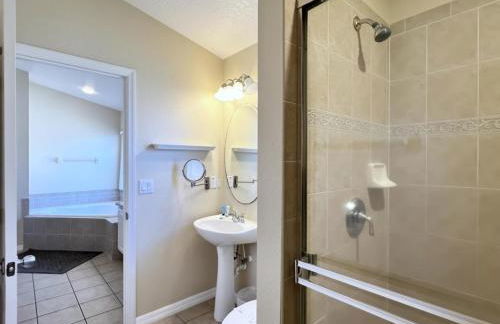 Lovely Lakeside 4-bed Pool Home At Villa Sol-3125 4 Bedroom Home by RedAwning - Foto 40