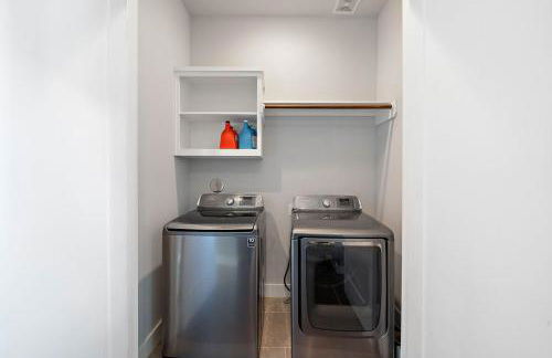 Luxury Downtown Home with Rooftop Deck And Skyline View - Photo 23