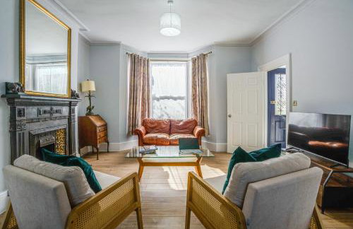 4BR Family Home, Garden, WiFi, 5mins to Elisabeth Line & 10min to Stratford - Foto 1