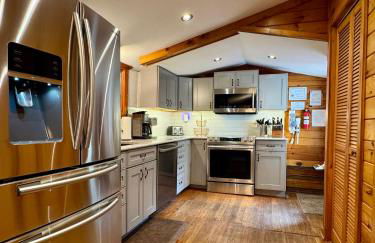 Lakefront Cabin with Hot Tub, Views & Fireplace - Foto 8