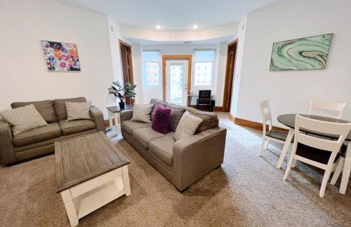 2BR Balcony Suite with Parking at The Grand Castle - Foto 1