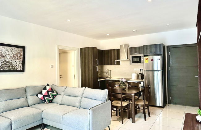 Embassy Gardens Apartment - Photo 13