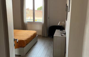 Grand F2 60mq centre Antibes, proche plages, commerces, 2 balcons, parking, train, bus, deco vintage, pet friendly - Foto 6