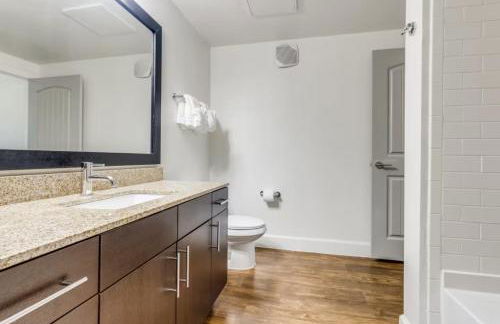 Spacious 1B with Pool Near Legacy West Frisco - Foto 13