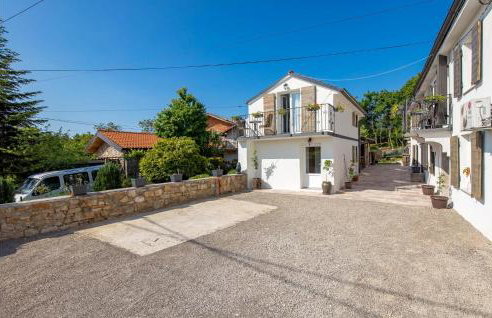 2 Bedroom Cozy Home In Jurdani - Foto 9