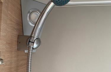 5 Sterne Wohnwagen direkt an der Messe - beheizt- inklusive Stellplatz & WLAN - New CARAVAN at Fairground - inclusive CaravanParking & WLAN - direkt Messegelände-Duschräume vor Ort - Kitchen - Heating - Foto 20