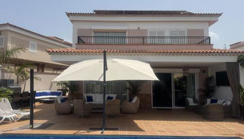 VILLA BLOSSOM in the beautiful area of Puerto Santiago Tenerife with 5 bedrooms for up to 10 guests private swimming pool and many other activities to entertain the family Secure parking for 2 cars and disabled access throughout - Foto 3