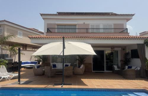 VILLA BLOSSOM in the beautiful area of Puerto Santiago Tenerife with 5 bedrooms for up to 10 guests private swimming pool and many other activities to entertain the family Secure parking for 2 cars and disabled access throughout - Foto 3