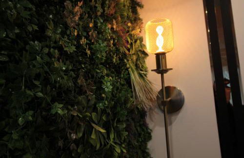 Luxury Studio, Rez de chaussée, Parking privé vidéo surveillance, Canapé haute qualité convertible couchage 2 personnes, Centre Ville proche, Restaurant, boulangerie 2 minutes à pied, Terrasse - 800mètre carré de terrain - Géré par Presta-Zen'Services - Foto 19