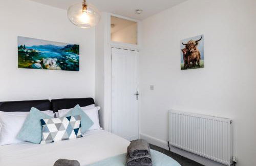 Beach Haven, Steps to Sand, Trails & Shops, Highly Rated 2-Bedroom House Minutes from Mumbles Beach with a Patio - Photo 12