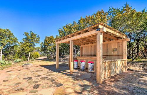 Lake Granbury Views and Game Room! Modern Escape - Foto 33