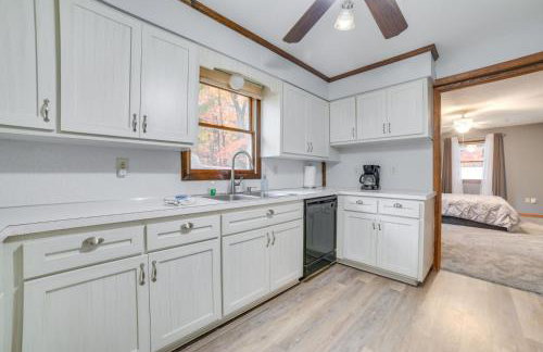 Cozy Houghton Lake Home with Fire Pit and Porch - Foto 9