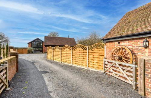 The Oaks Barn - A Countryside Luxury Rural Escape with Hot tub & Fire Pit! Tranquil Group Retreat - Sleeps 8, Pet Friendly & Off road Parking - By Blue Puffin Stays - Photo 48