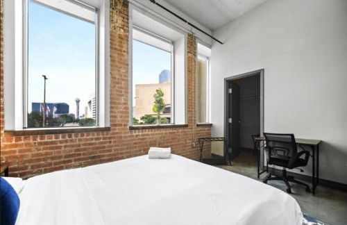 Beautiful Downtown Apartment with Parking, Laundry, & Pool - Photo 21