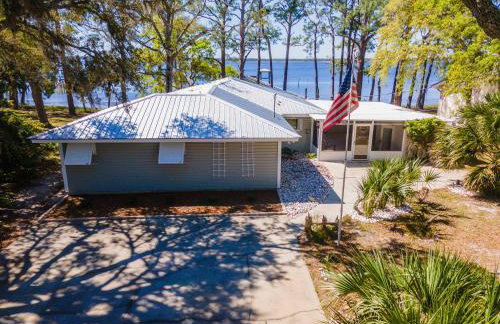 Perfect Summer Vacation/ Waterfront Property/Bay Views/ Ocean Views/ Boat Dock/ Kayak/Dog Friendly! - Foto 1